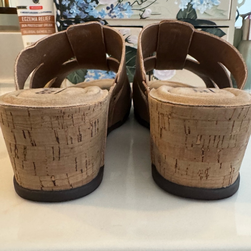 Earth Women's Tan Slides Wedge Heel Sandals - Picture 6 of 7